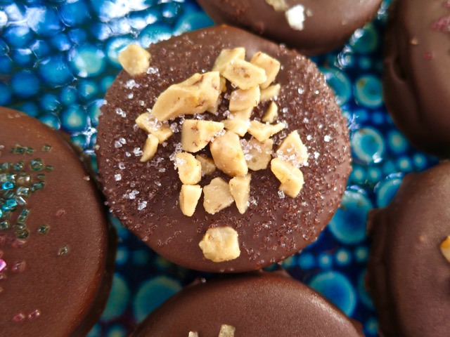 Chocolate Dipped Oreos with Toffee Bits