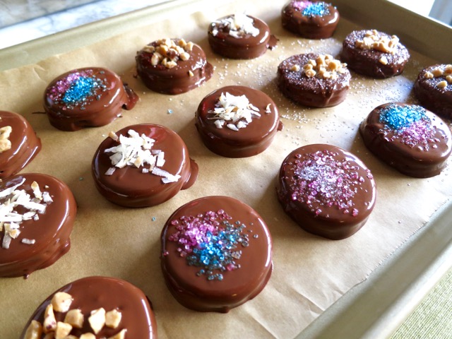 Chocolate Dipped Oreos