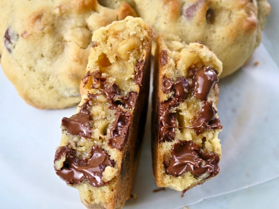 Levain Bakery-Style Chocolate Peppermint Cookies