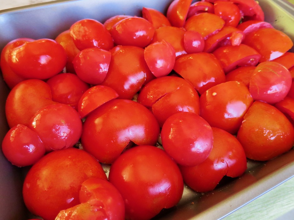 半分に切って種を取ったトマト